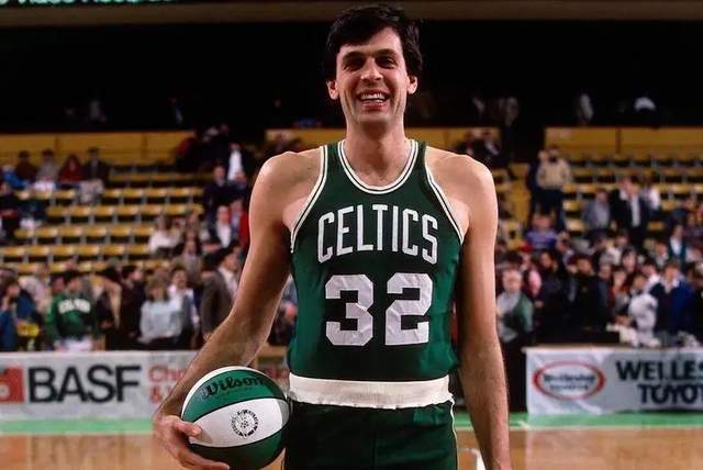  霍勒迪致命抢断锁定胜局，雄鹿险胜凯尔特人登顶东部